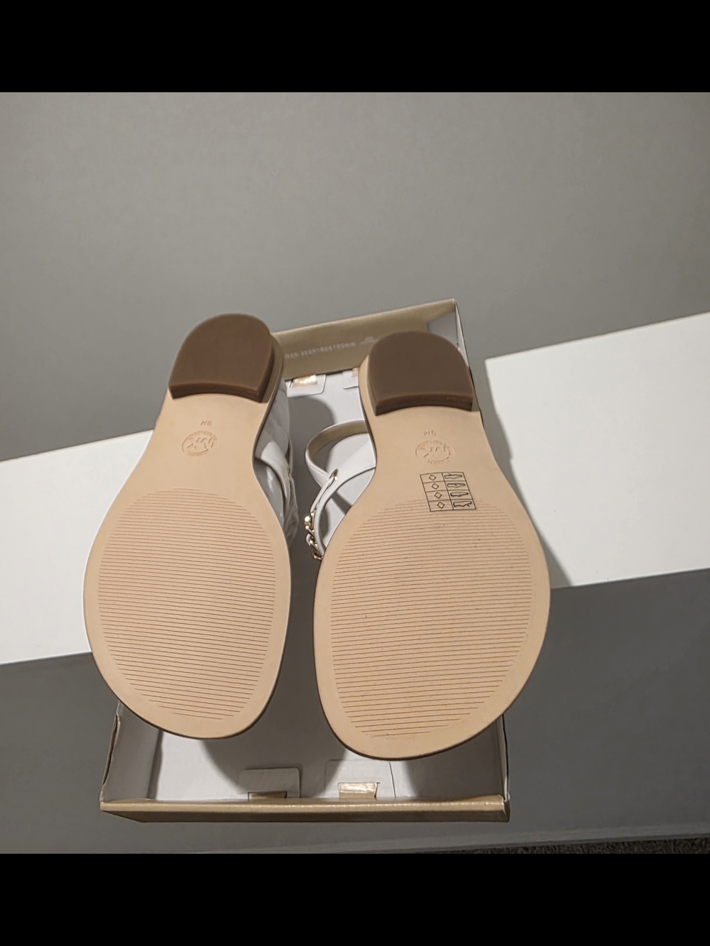 Michael Kors Elegant White T-Strap Sandals with Gold Chain Accent - Picture 6 of 6